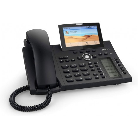 Snom D385 Enterprise IP Phone Black - Telefono IP di ultima generazione: con il suo schermo a colori ad alta risoluzione abbinato ad un secondo schermo per la gestione dei tasti BLF e il Bluetooth integrato ha tutte le caratteristiche necessarie per i clienti più esigenti. L’altissima qualità audio ed il design elegante lo rendono adatto a tutti gli ambienti e l’uso combinato dei due schermi garantisce una fruibilità che rende l’utilizzo quotidiano semplice ed efficace, lo schermo aggiuntivo permette la configurazione di un massimo di 24 tasti one-touch che cambiano in modo dinamico col contesto