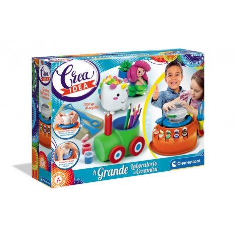 Crea idea - Il Grande Laboratorio Di Ceramica - Dai forma alla fantasia e realizza con le tue mani delle creazioni in creta uniche e sorprendenti! Tutto l`occorrente per modellare con lo speciale tornio elettrico oggetti originali e da personalizzare grazie agli stampini, alle tempere perlate e a tutti gli utensili del mestiere inclusi nel kit. Contiene due ricariche di argilla da 500g ciascuna, per continuare a creare oggetti unici!