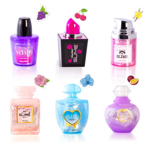 SO SLIME Glam Kit - Una linea tutto al femminile! So Slime Glam è il kit per preparare slime profumatissimi e decorati! I vasetti So Slime Gla, ispirati al mondo cosmesi, permetteranno di conservare, esporre e portare le proprie creazioni sempre con sé! - CONTENUTO: 1 vasetto, 1 bustina di polvere So Slime, 1 bustina di decorazioni - 6+ anni - colori assortiti